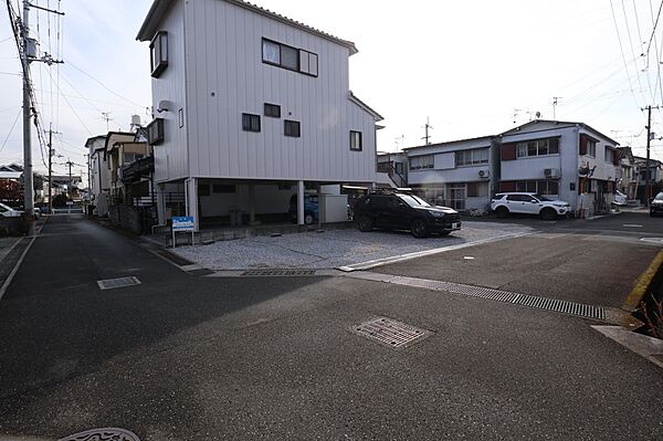 西側から道路