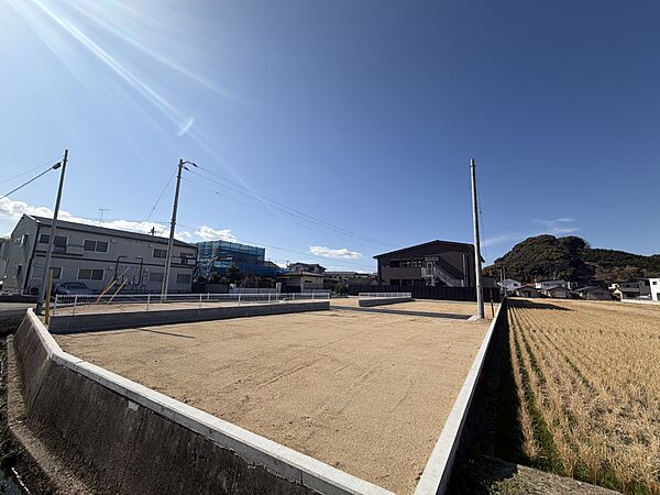 新規分譲地、ラスト1区画。日当たり通風良好な三方角地。建築条件なし。