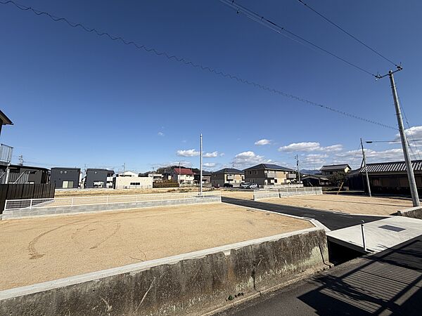 「(バス停)西側」 徒歩2分で、アクセス良好。