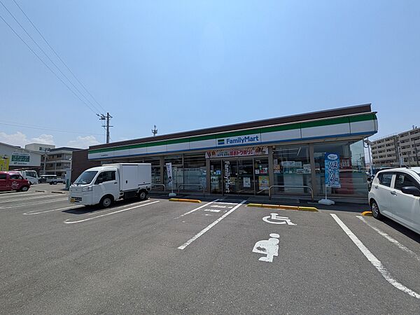 最寄りのコンビニまで100ｍ、急なお買い物も便利です。