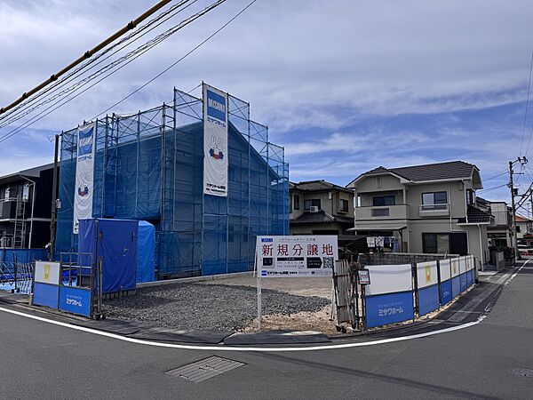 敷地西側にはミサワホームのモデルハウスを建築中！