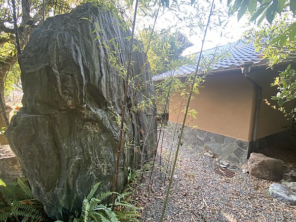 立派な庭石のある和風庭園。