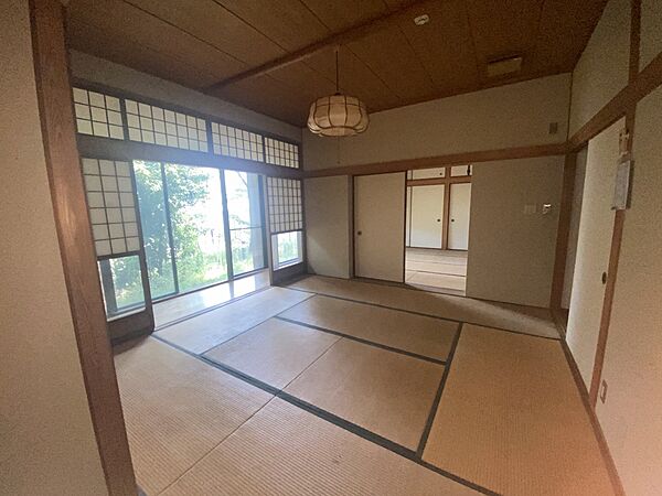 8つの和室がある和風邸宅です。