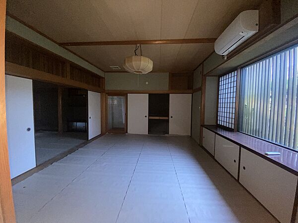 地袋付きの出窓を設けた二間続きの和室。