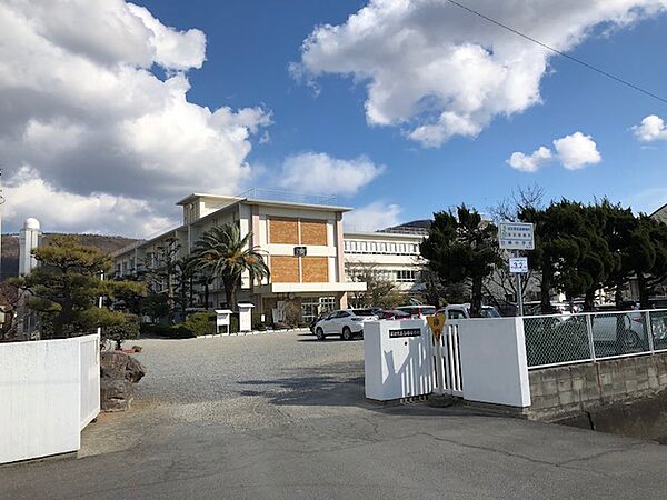白峰中学校まで2100m