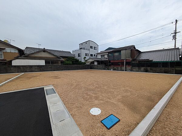 小学校、コンビニ、ドラッグストアいずれも徒歩10分以内で利便性◎