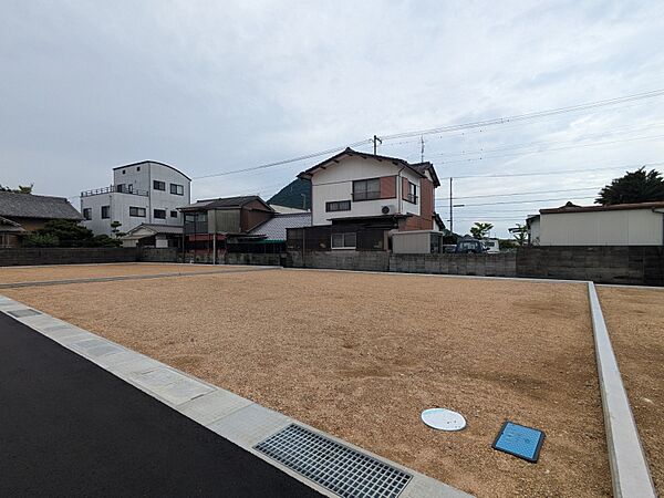 小学校、コンビニ、ドラッグストアいずれも徒歩10分以内で利便性◎