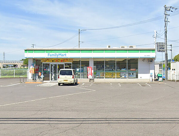 ファミリーマート 坂出川津町店まで徒歩4分（300ｍ）