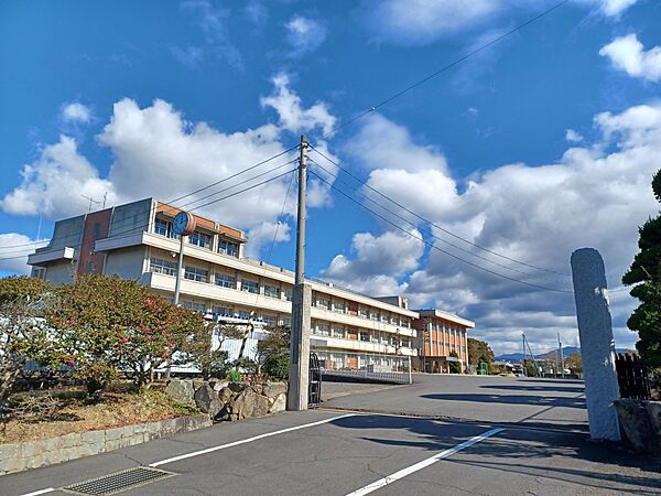 豊浜中学校　徒歩7分（450m）
