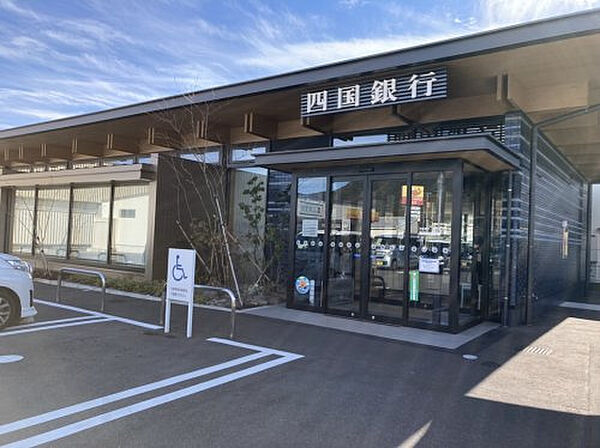 四国銀行一宮支店約415m／6分