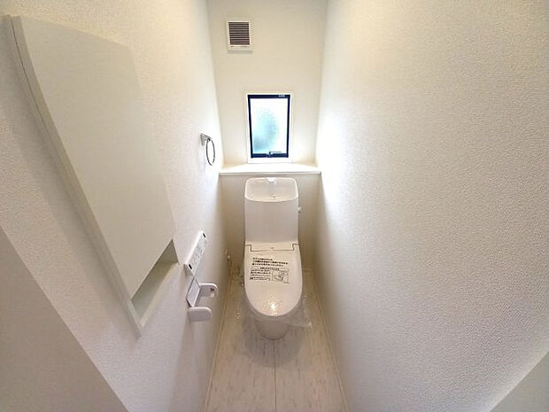 【トイレ】2階温水洗浄便座 壁埋込収納付きでトイレットペーパーの保管もしやすい