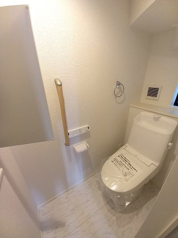 【トイレ】1階温水洗浄便座 壁埋込収納付きでトイレットペーパーの保管もしやすい