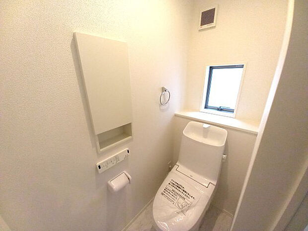 【トイレ】2階温水洗浄便座 壁埋込収納付きでトイレットペーパーの保管もしやすい