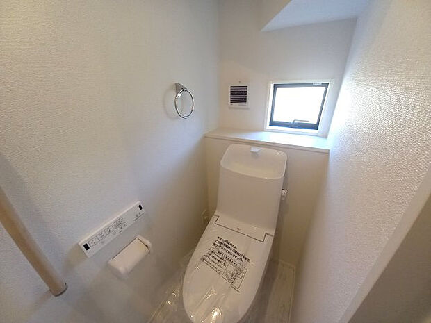 【トイレ】1階トイレ 温水洗浄便座付