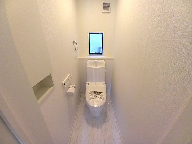 【トイレ】2階トイレ 温水洗浄便座・壁埋込収納付き。