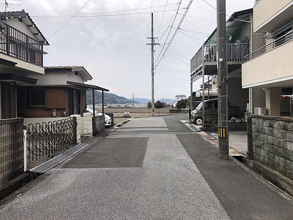 【前面道路含む現地写真】