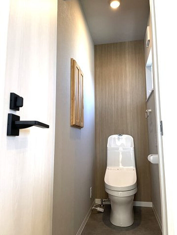 【トイレ】2階トイレ 温水洗浄便座付き。