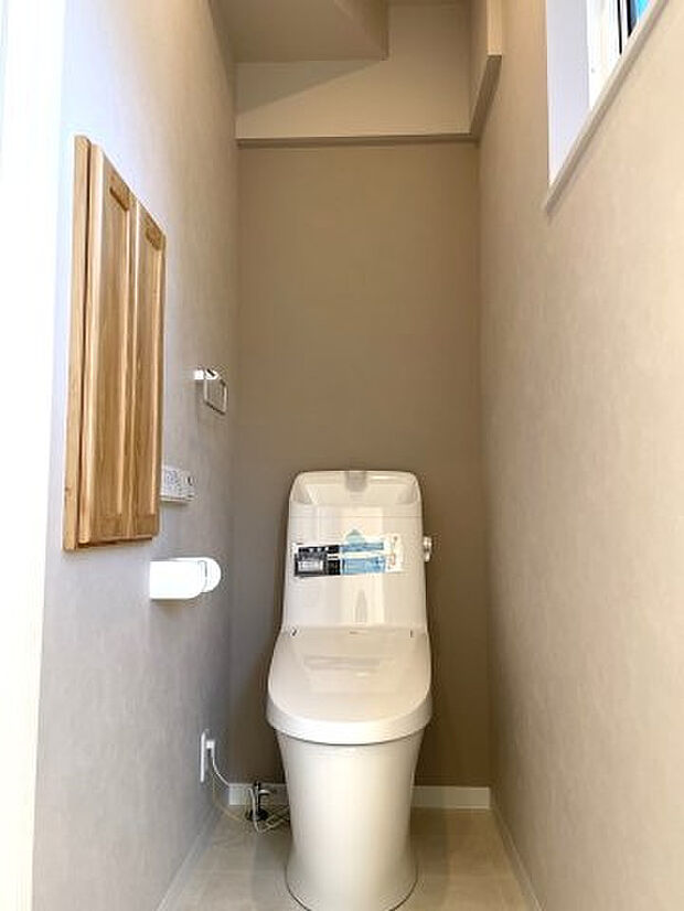 【トイレ】1階トイレ 温水洗浄便座付き。