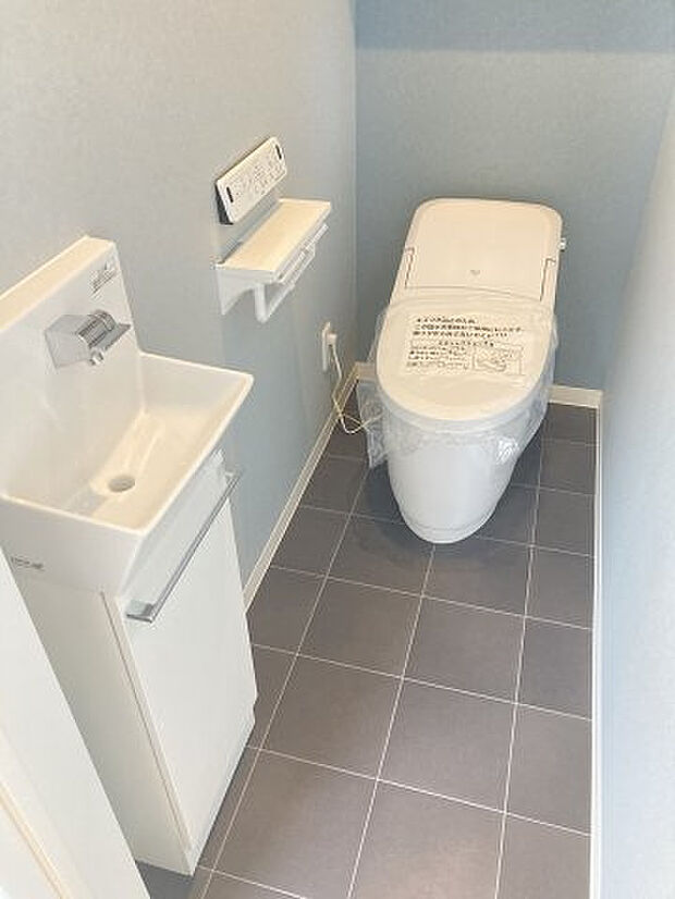 【トイレ】1階トイレ 手洗い器があり、使いやすいです。