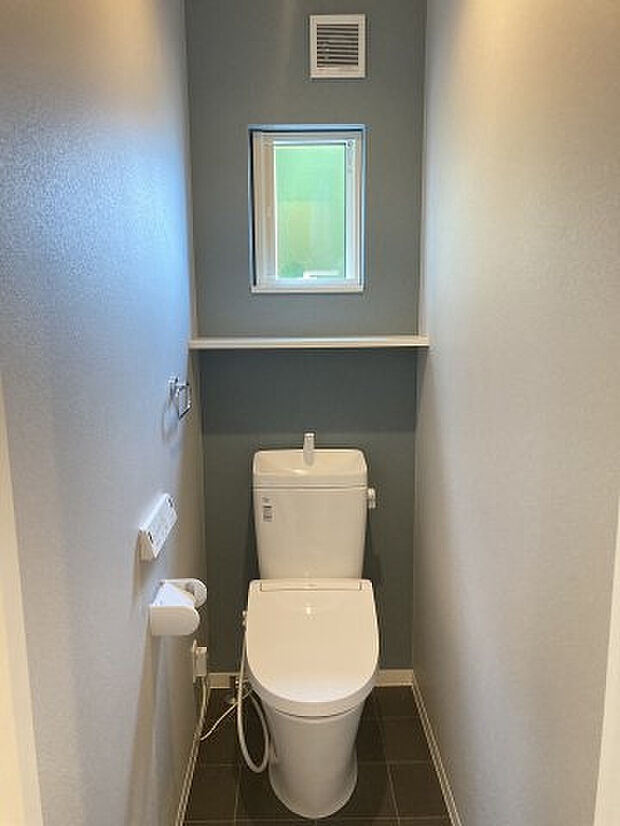 【トイレ】2階トイレ 窓もあり換気しやすい！