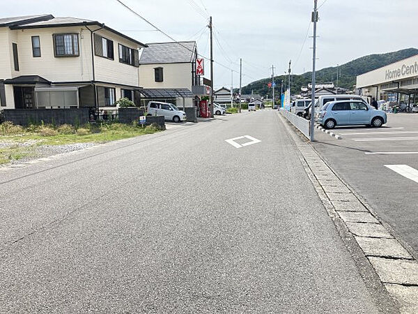 【前面道路含む現地写真】