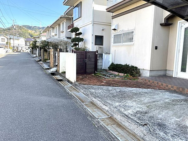 【前面道路含む現地写真】