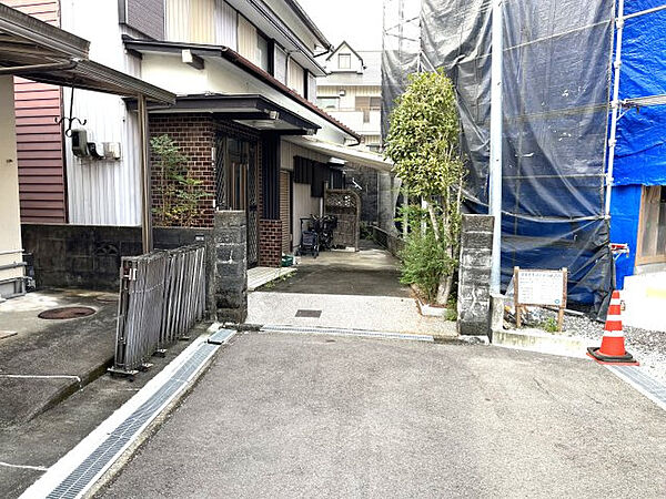 【前面道路含む現地写真】