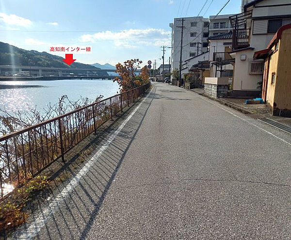 【前面道路含む現地写真】