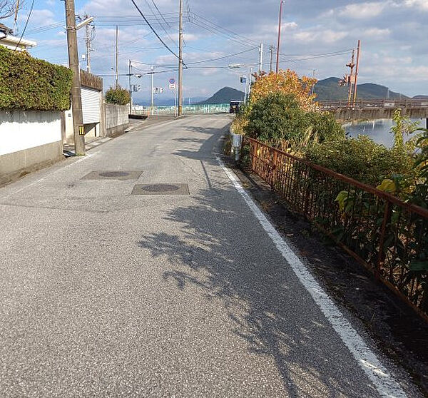 【前面道路含む現地写真】