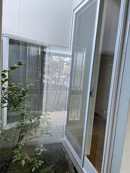 【庭】浴室から眺める坪庭