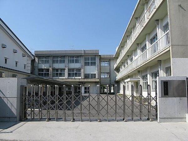高知市立愛宕中学校約738m／10分