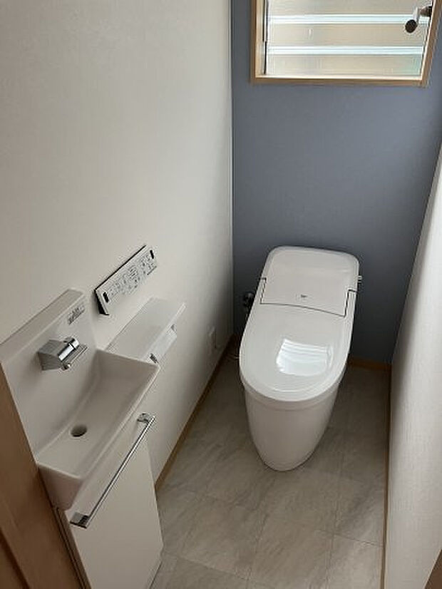【トイレ】1階トイレ 手洗い器があり、お子様でも使い勝手良し！
