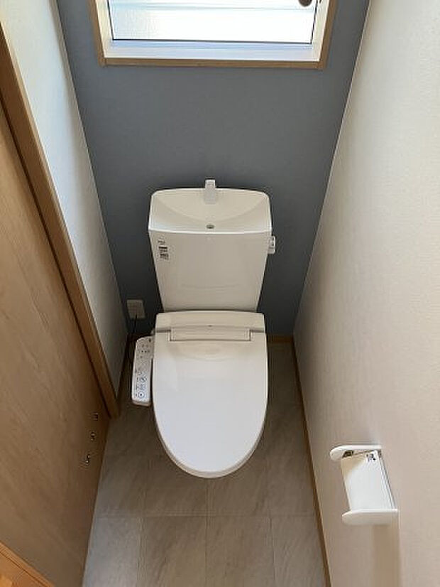 【トイレ】2階トイレ 温水洗浄便座付き。