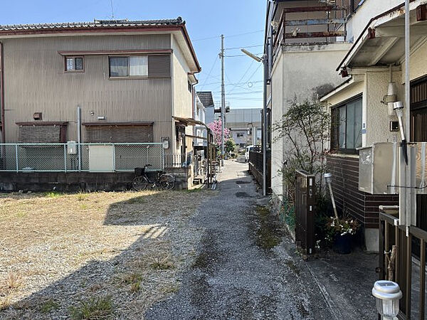 【前面道路含む現地写真】
