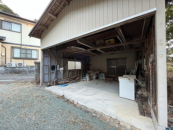 【その他】車庫の奥に物置があります
