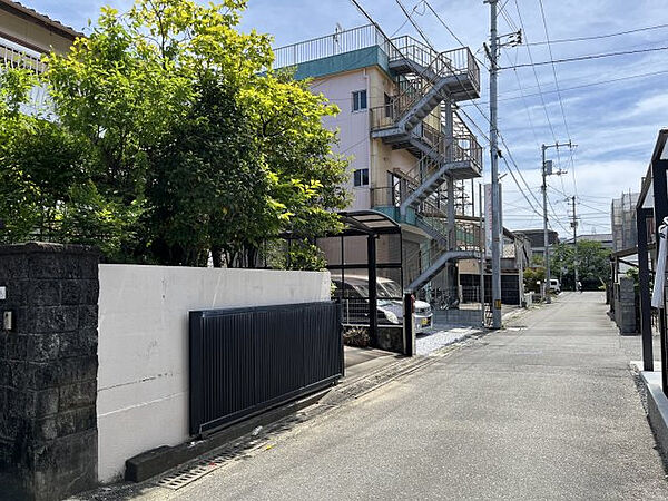 【前面道路含む現地写真】