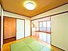 和室：引き戸を開放すればリビングと一体利用できる和室。温かみのあるイグサの香りが心地よい空間です。