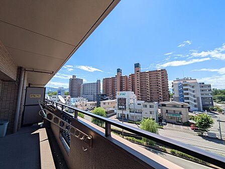 青空が心地よく広がる開放的な眺望。前面を遮る建物がなく、心地よい陽射しと風をたっぷり感じられます。