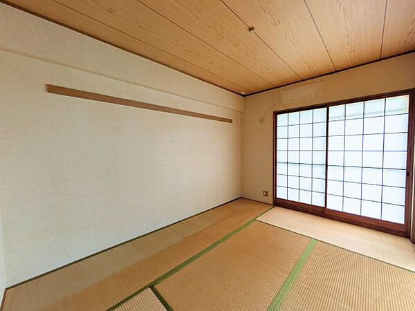障子越しに柔らかい光が差し込む和室。畳の香りに包まれながら、ゆったりと心落ち着く時間を過ごせます。