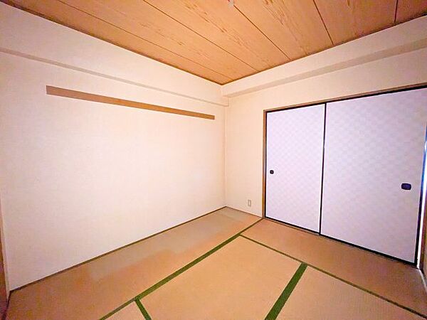 壁面に長押を備えたシンプルな和室。お気に入りの絵画やハンガーを掛けて自分らしくアレンジ可能です。