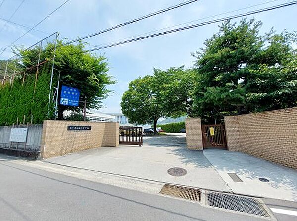 【中学校】松山市立湯山中学校まで1426ｍ