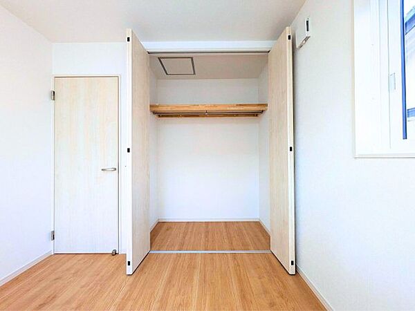 ハンガーパイプと枕棚付きで衣類をすっきり収納。