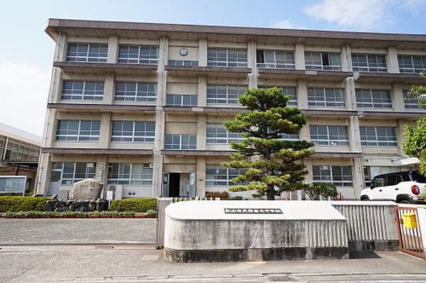 【中学校】松山市立南第二中学校まで927ｍ