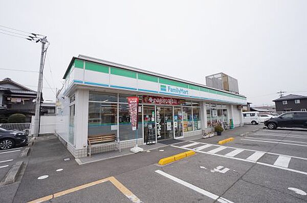 【コンビニエンスストア】ファミリーマート　南斎院町店まで1115ｍ