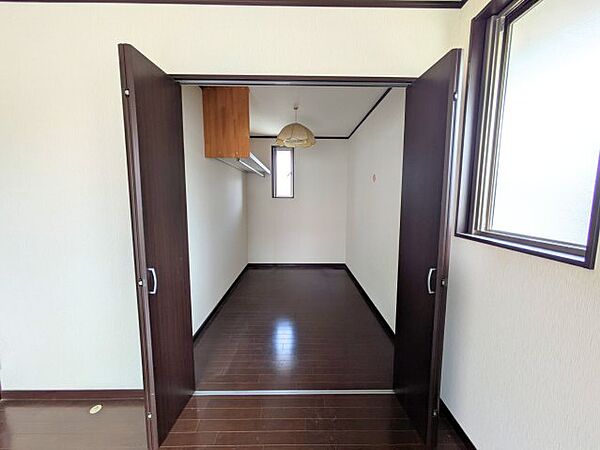 ハンガーパイプと棚を備えた奥行きのある収納で、季節物の荷物もすっきり収まります。