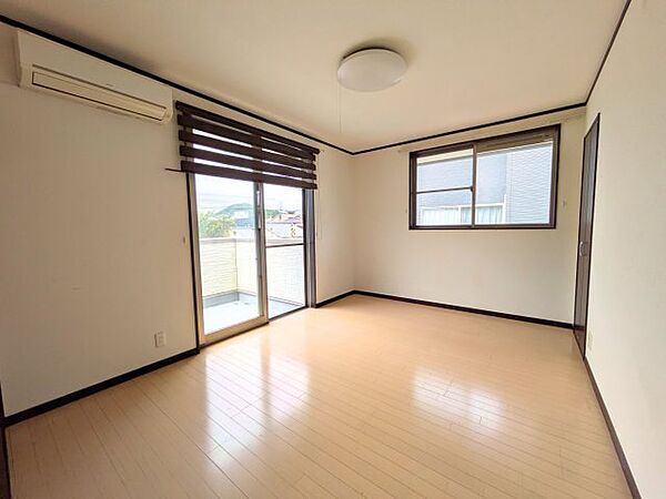 バルコニーへ繋がる大きな窓から自然光が広がる洋室。2面採光で風通しも良好な空間です。