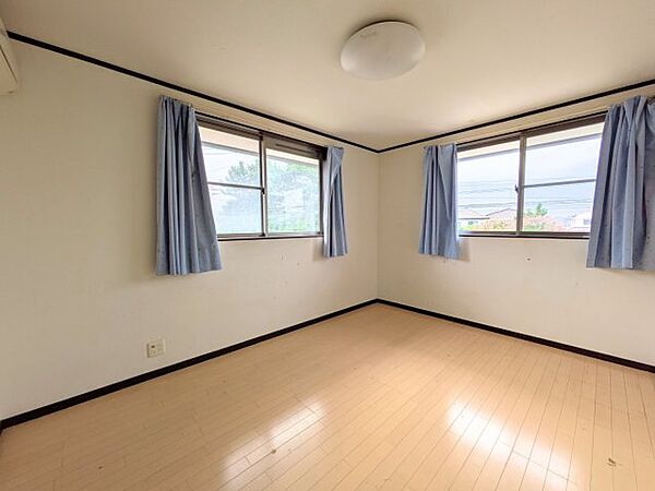 2方向の窓から優しい光が差し込む明るい室内で、子供部屋や趣味の部屋にも活躍します。