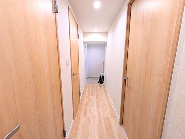 温もりを感じる木目調の廊下。各居室への動線がスムーズで生活しやすいレイアウトです。