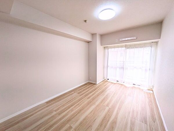 大きな窓があり、開放感あふれる明るい空間が広がっています。