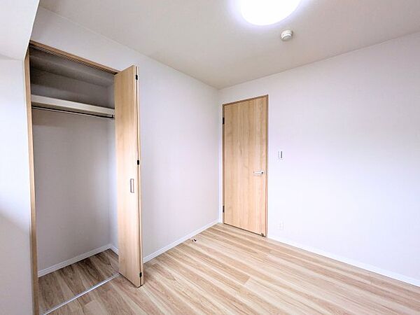 開口部が広く出し入れしやすいクローゼットを完備。衣類や小物の整理整頓に便利です。